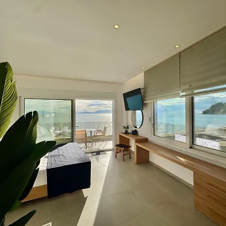 Zoe Seafront Apartment *